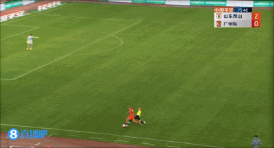 有点业余!张成林飞铲未果&荣昊解围击中队友,克雷桑补射破门