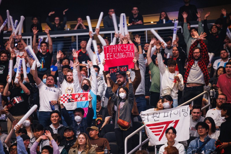 今日赛场观众一览:T1女粉吸睛 LPL粉丝为369热烈应援