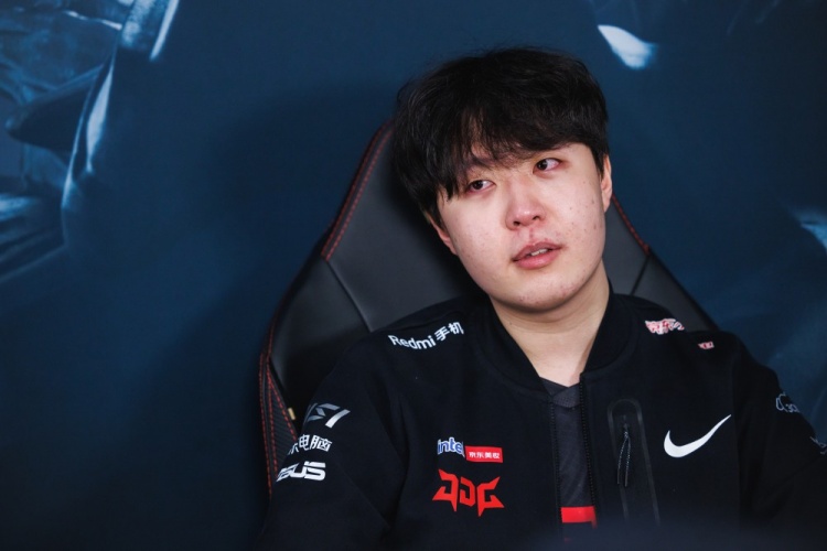 JDG赛后返图:眼眶泛红的Yagao与Kanavi 沮丧的队员