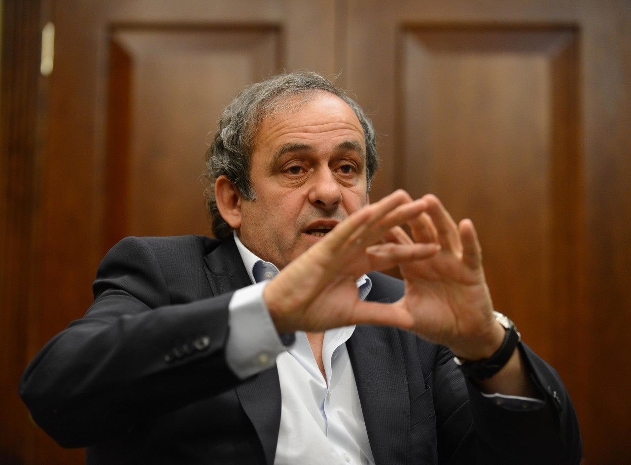 普拉蒂尼:C罗离开后本泽马承担了责任,他是在用脑子踢球