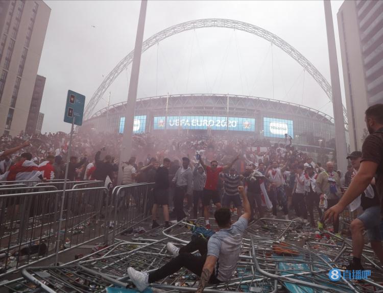 天空体育:1308名英足球流氓被勒令交出护照,以防他们去看世界杯