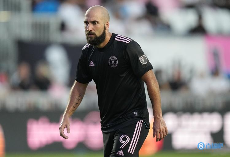 伊瓜因:我通过转会来挑战自己 踢九号位总是会处在舆论中心