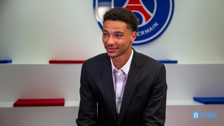 队报:身材瘦高但身板结实,埃基蒂克被梅西起了“铁棒”绰号