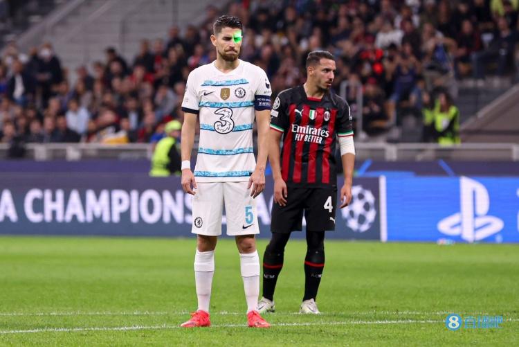 沉稳面对!若日尼奥主罚点球时遭球迷激光笔干扰