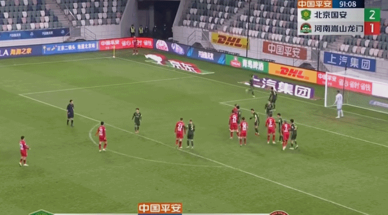 这??对河南补时阶段,国安三人在自家禁区内同时倒地“卧草”