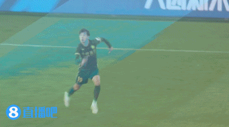 太危险了?邓涵文飞起膝盖顶撞刘欢头部,裁判吹罚犯规但未给牌