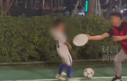 这?!小孩在球场练球差点遭飞盘击中,家长提醒遭怼:你再吼兄弟