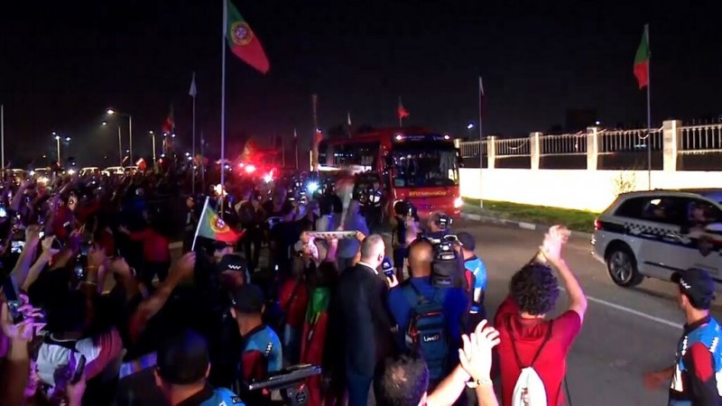 巨星人气??葡萄牙抵达卡塔尔酒店 现场千名球迷高呼C罗名字