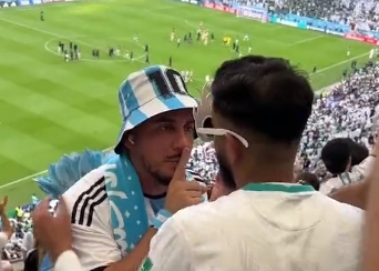 看台起冲突！阿根廷、沙特球迷看台互喷：你闭嘴！你才闭嘴！