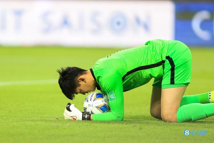 体坛:颜骏凌多次吃止痛药带伤作战 12强赛踢卡塔尔小拇指已骨折