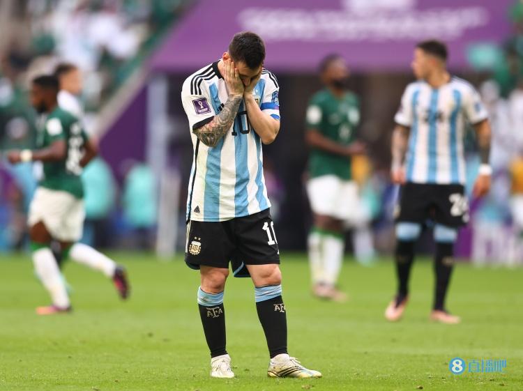 世体:丢球后梅西像在巴萨一样低下头 点球是被VAR创造出来的