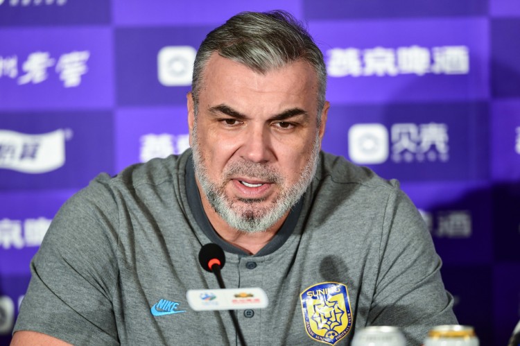 记者:奥拉罗尤执教国足的最大障碍是年薪至少500万美金