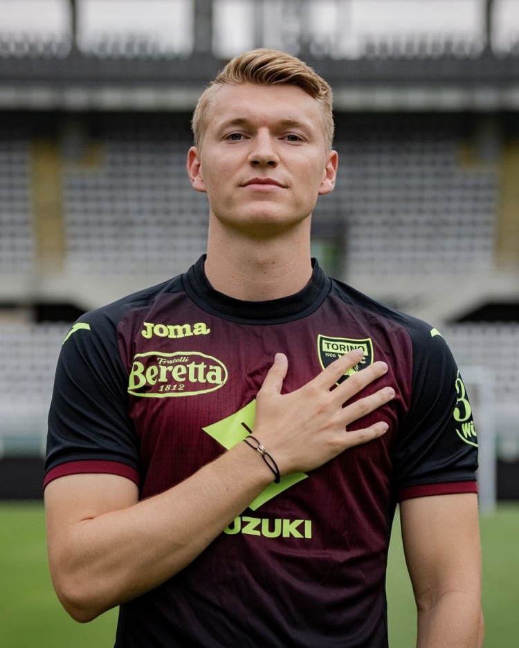 都体:罗马将与国米和那不勒斯竞争都灵后卫舒尔斯