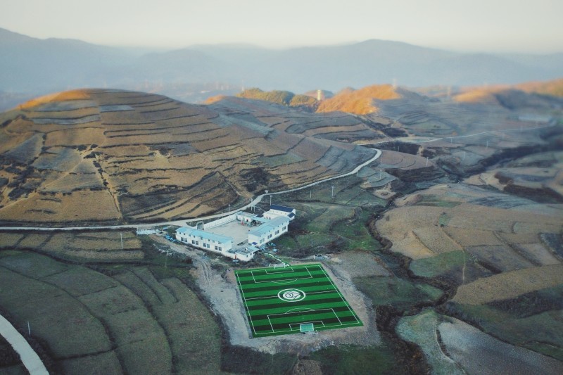 “玫瑰梦想”云端绽放!第二座中国女足主题球场落地四川凉山