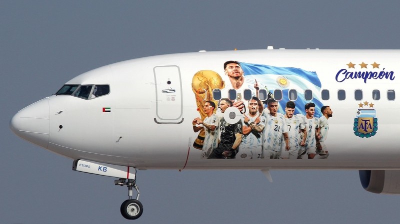阿根廷夺冠涂装在迪拜航空机身展示：很高兴冠军在全世界庆祝✈️