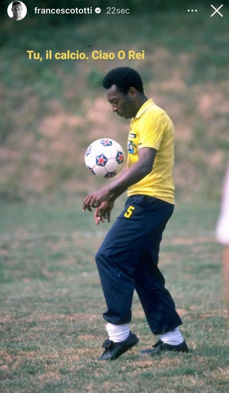 托蒂悼念贝利,发贝利踢球照片并配文:你是足球,再见球王