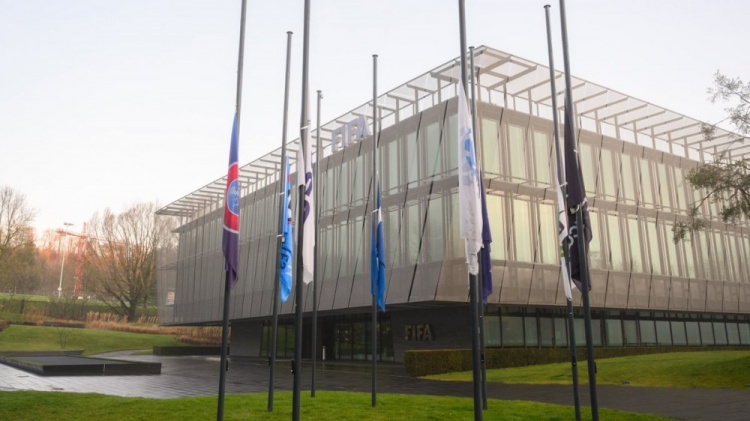 纪念球王贝利，国际足联苏黎世总部降半旗