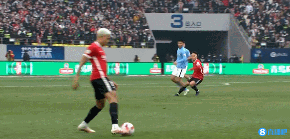 成都外援萨尔达尼亚双脚踩球望远挑衅?朱挺高抬腿蹬踏吃到直红