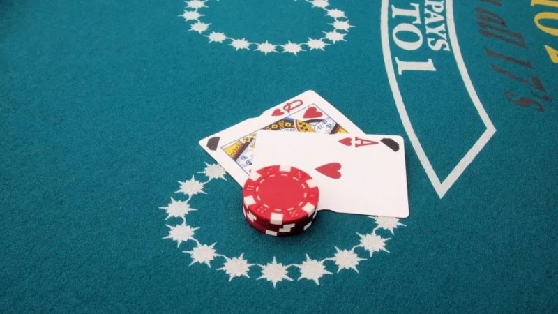 【EV扑克】牌局分析 | 同花AQ,翻前遇到加注和3bet,怎么办?