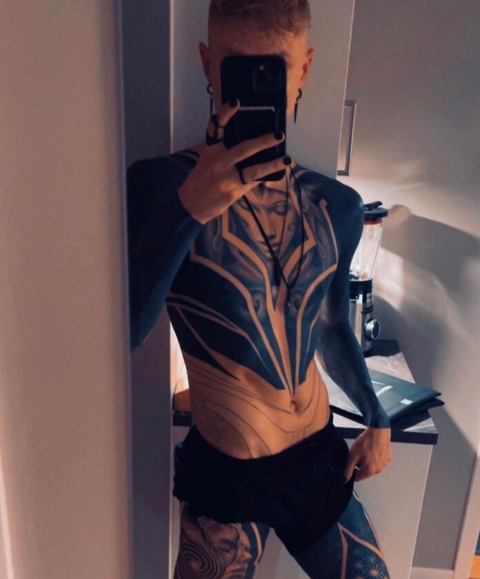 Rekkles更新ins：双臂全黑，胸前、背后、腿部全是纹身?