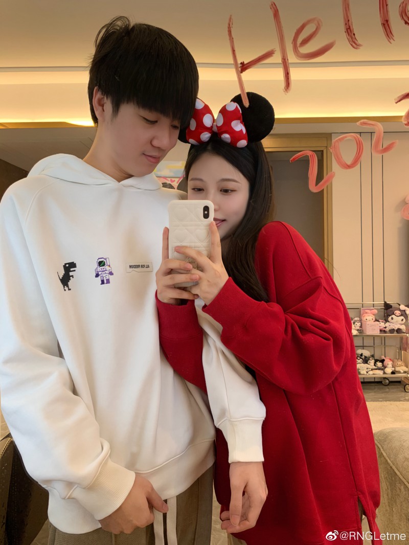 前职业选手Letme分享元旦日常:妻子在侧,身抱孩子给大家拜年