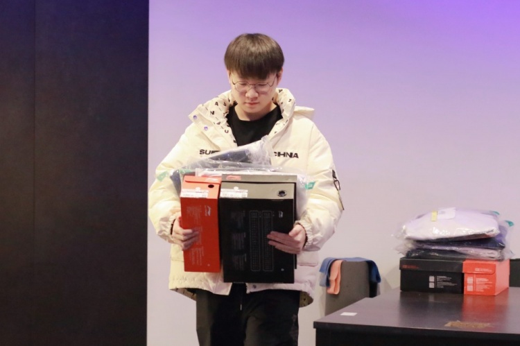 LNG分享选手领取新年礼物:新年开启新的好运~