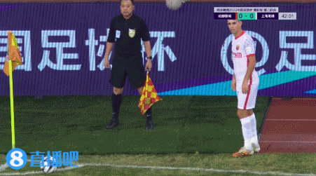 ?奥斯卡开出角球,巴尔加斯前点一蹭,武磊头球冲顶破僵