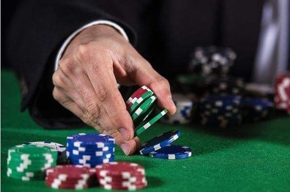 【EV扑克】牌局分析 | 转牌圈拿到强听牌,check还是下注?