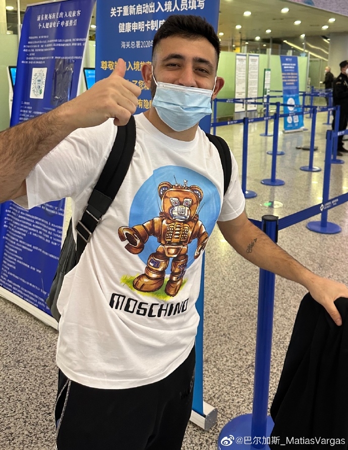 赛季结束,巴尔加斯晒机场照离开中国:很快会再次见到你们