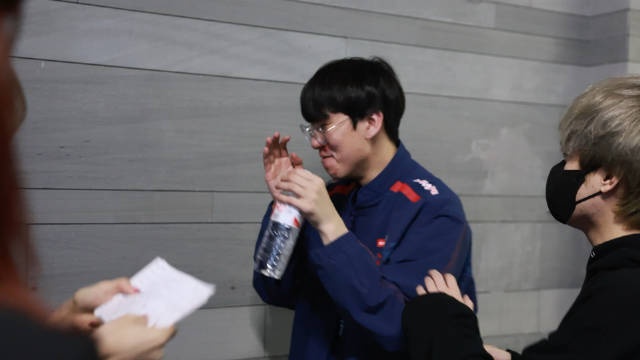 LPL后台花絮视频:害羞的Ruler