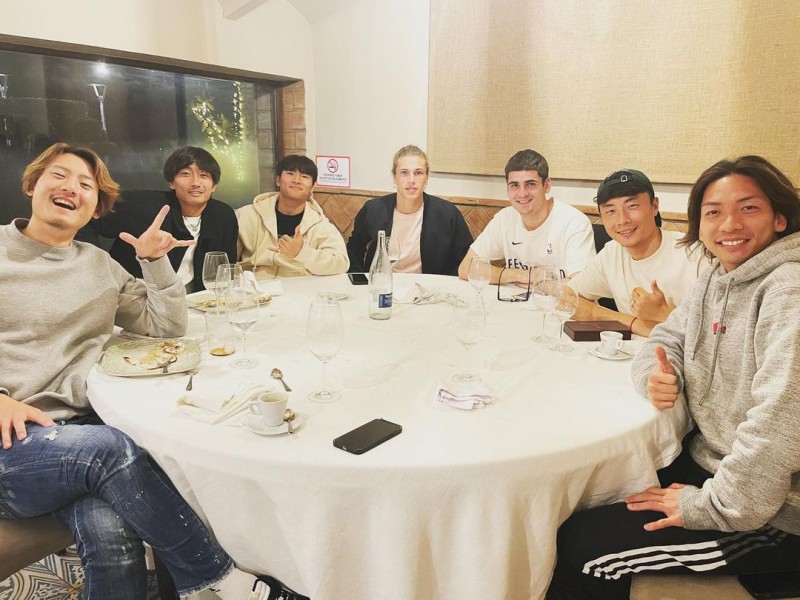 李磊社媒晒图与草蜢队友过小年,多名日韩球员参加