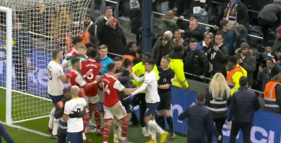 基翁:球迷踢了拉姆斯代尔然后像胆小鬼一样逃跑,这完全不可接受