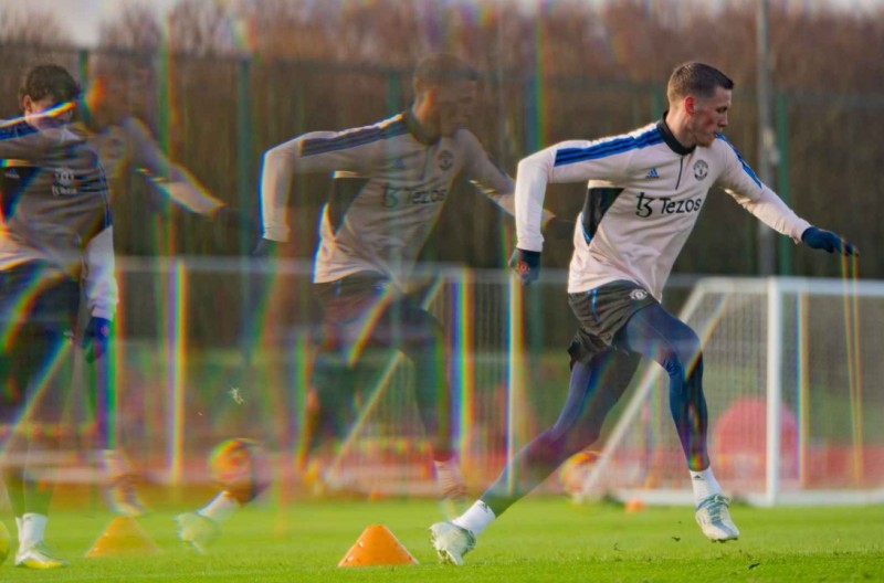 ?曼联晒今日训练照:韦霍斯特驰骋球场,马奎尔利桑德罗出镜