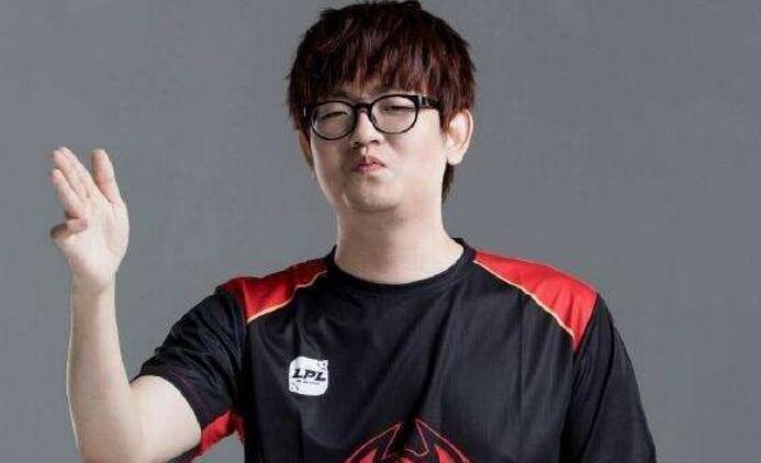 金贡看JKL扛三下塔变残血后大笑:这样游戏变奇怪了