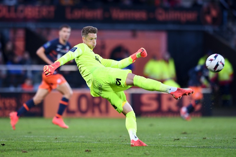 记者:门兴与蒙彼利埃门将奥姆林谈妥合同,可能签约至2027年