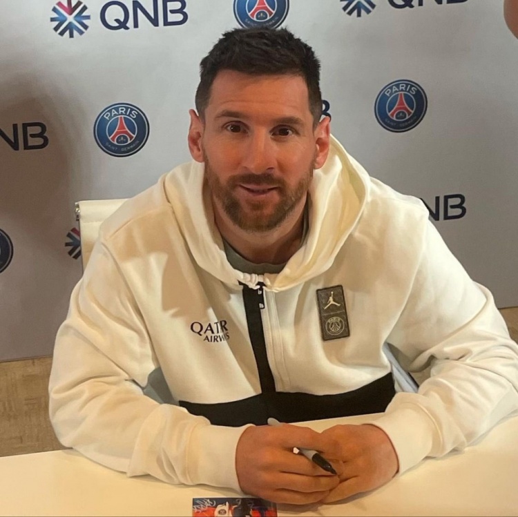 ?羡慕!巴黎开启中东行,当地球迷晒梅西亲笔签名球衣&足球