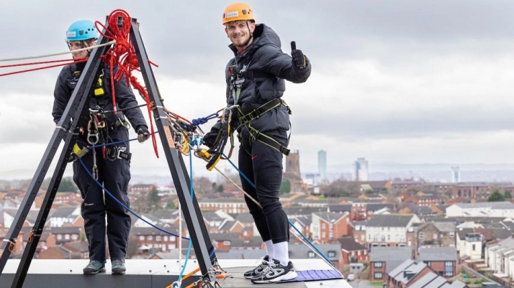 吧友们敢玩吗?埃利奥特、若塔等三名球员体验安菲尔德绳降项目
