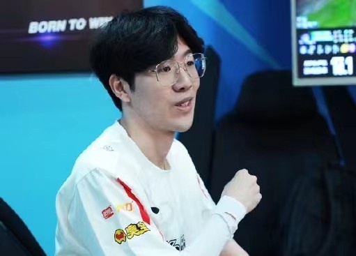 各大解说看TheShy上单豹女极限反杀晴天 程璐玩得好极限啊!