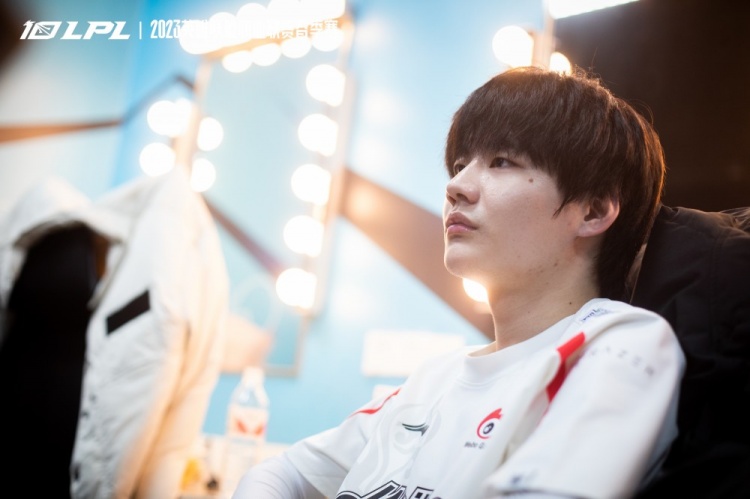 ”LPL选手“官博发布WBG赛后返图：和Crisp有说有笑的Theshy