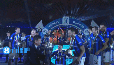 荣耀!张康阳捧起意超杯奖杯,国米众将欢呼庆祝