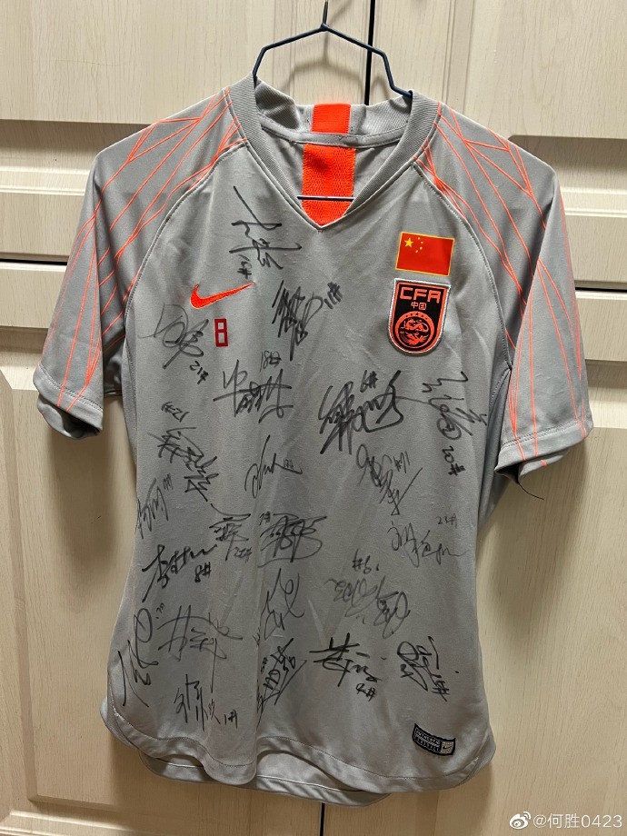 “退钱哥”获赠李佳悦签名球衣:希望佳哥在土耳其迎来人生颠峰