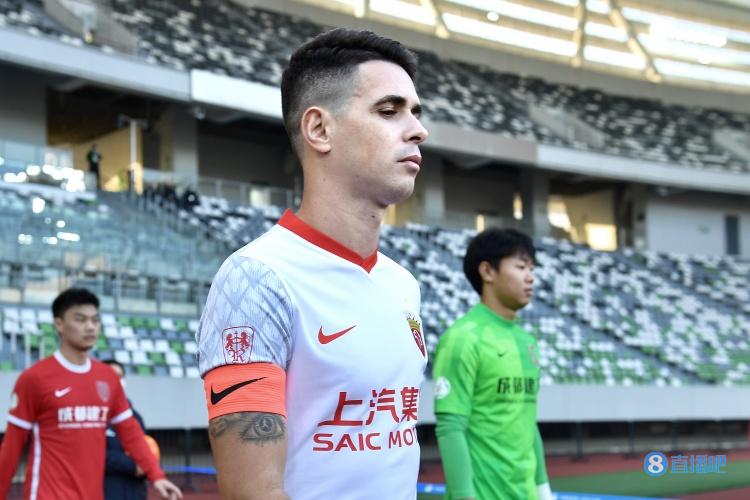 体坛：奥斯卡不会离开海港，不排除退役后留队转型做教练