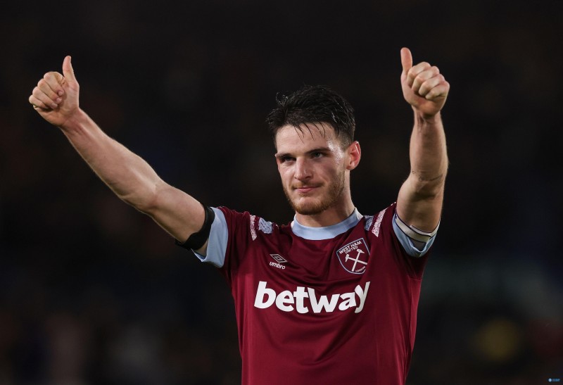 赖斯作为后腰在当今足坛排第几？一亿买他亏不亏？