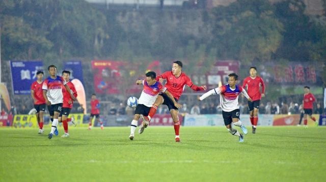 云南县城陇川草根足球赛一夜爆火，当地人：半个县城的人都来看球