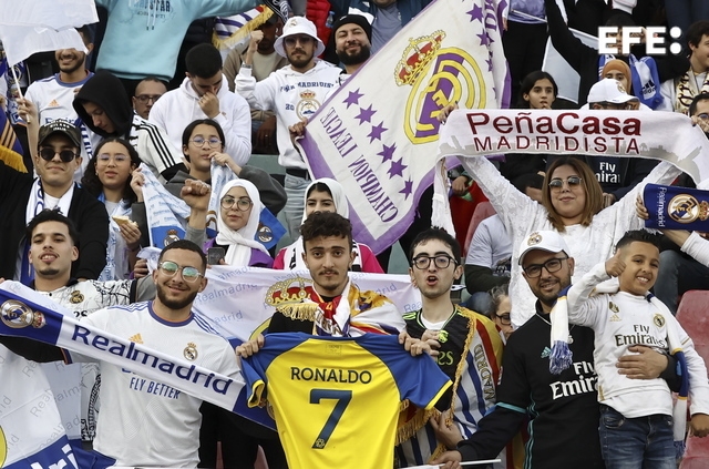 世俱杯决赛皇马vs利雅得新月,皇马球迷手举C罗的利雅得胜利球衣