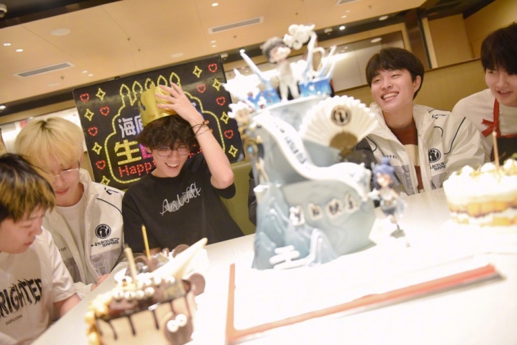 IG发布YSKM生日返图：赛后大家一起给小邹过了生日