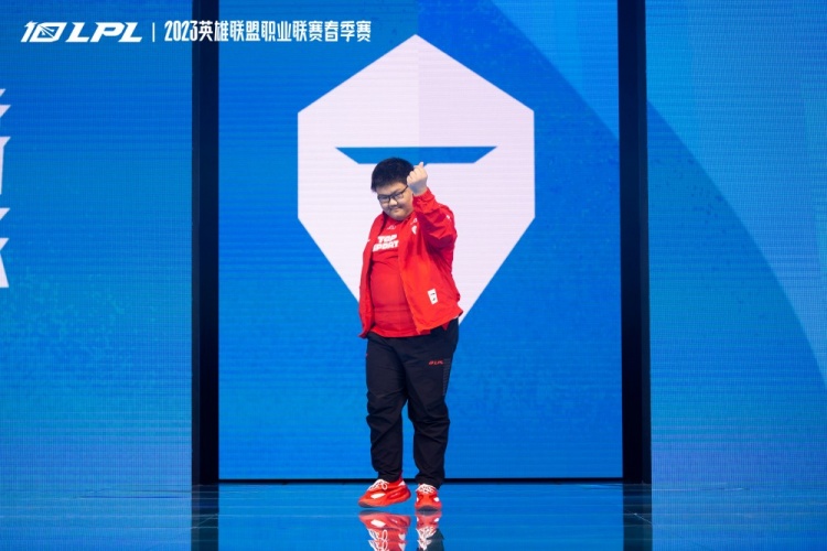 TES、iG两队选手出场动作返图：来自选手们的比心和玫瑰?