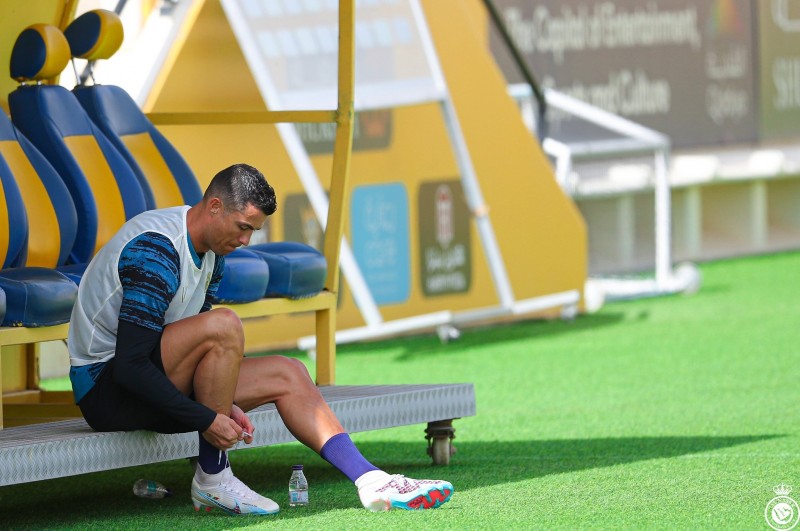 利雅得胜利晒球队训练照,C罗出镜情绪高昂