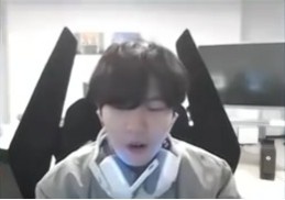 Rookie直播给Theshy加油:ShyShy...为他加油