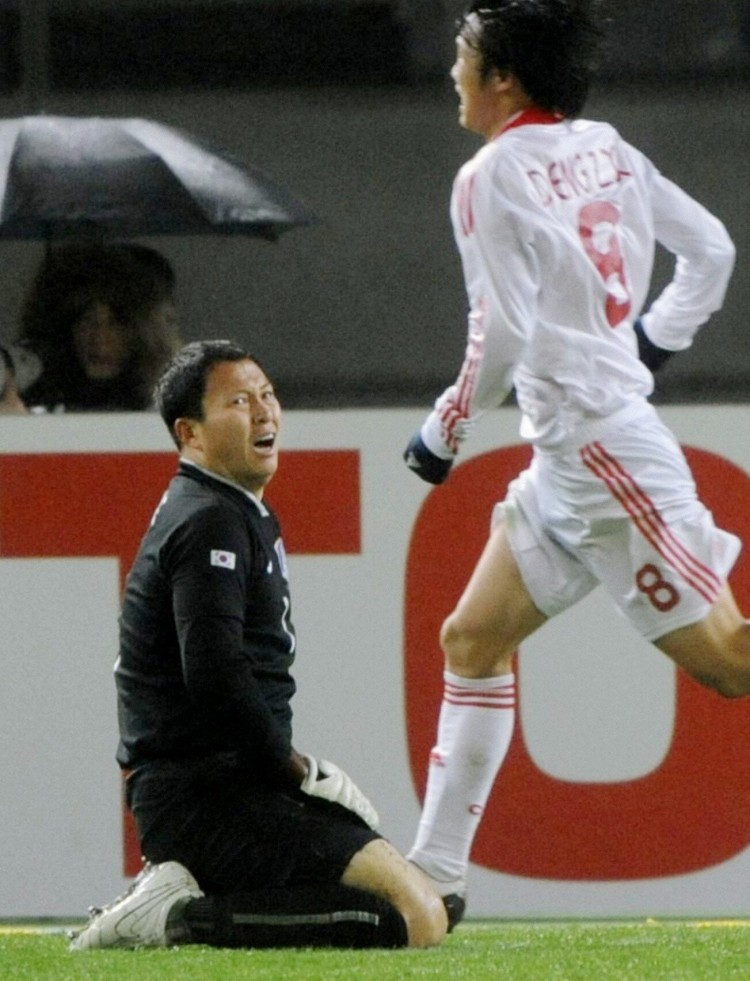 13年前的今天:国足3-0韩国破32年恐韩魔咒,邓卓翔经典1v3破门